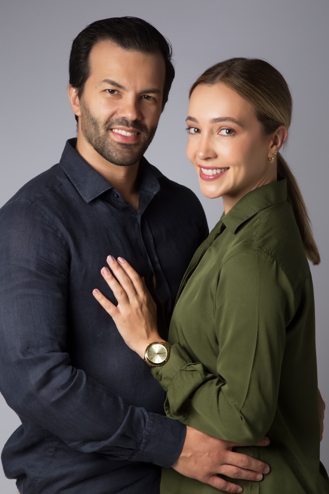 Andressa e Vinicius abraçados, ela de camisa verde